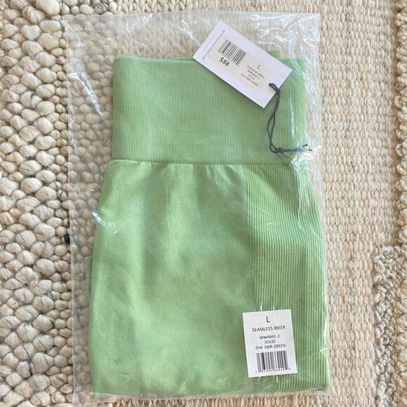 WeWoreWhat Solid Seamless Biker Shorts Fair Green Size Large NWT - Picture 3 of 5